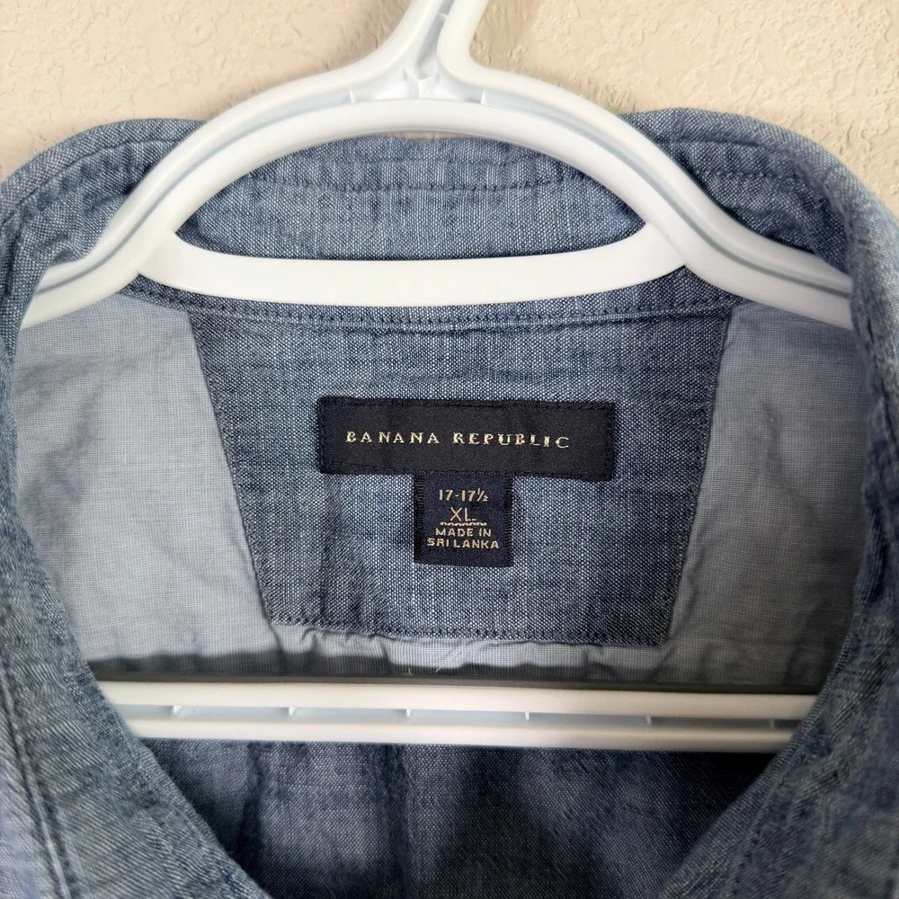 Banana Republic Chambray Shirt Mens XL 17-17.5 Blue Long Sleeve Pockets Cotton